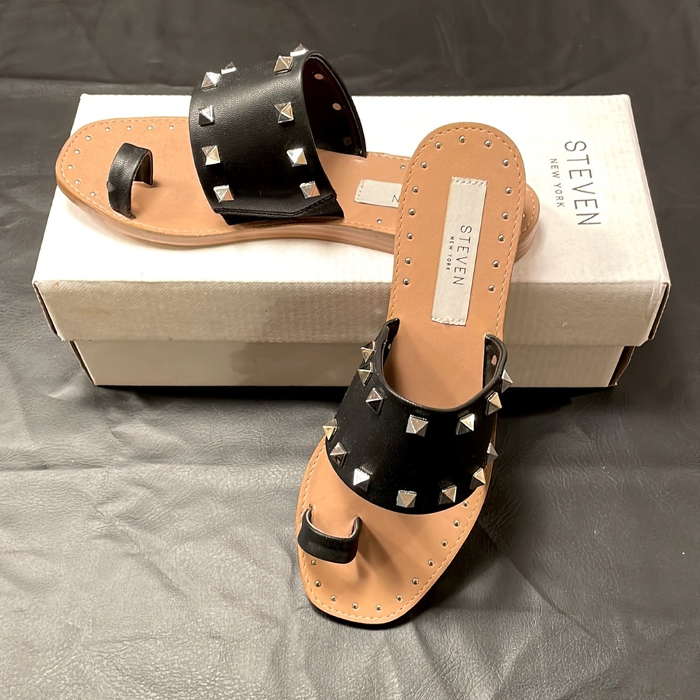 New in box STEVEN by Steve Madden Hally Silver Studded Flat Sandals Black Sz 7.5
